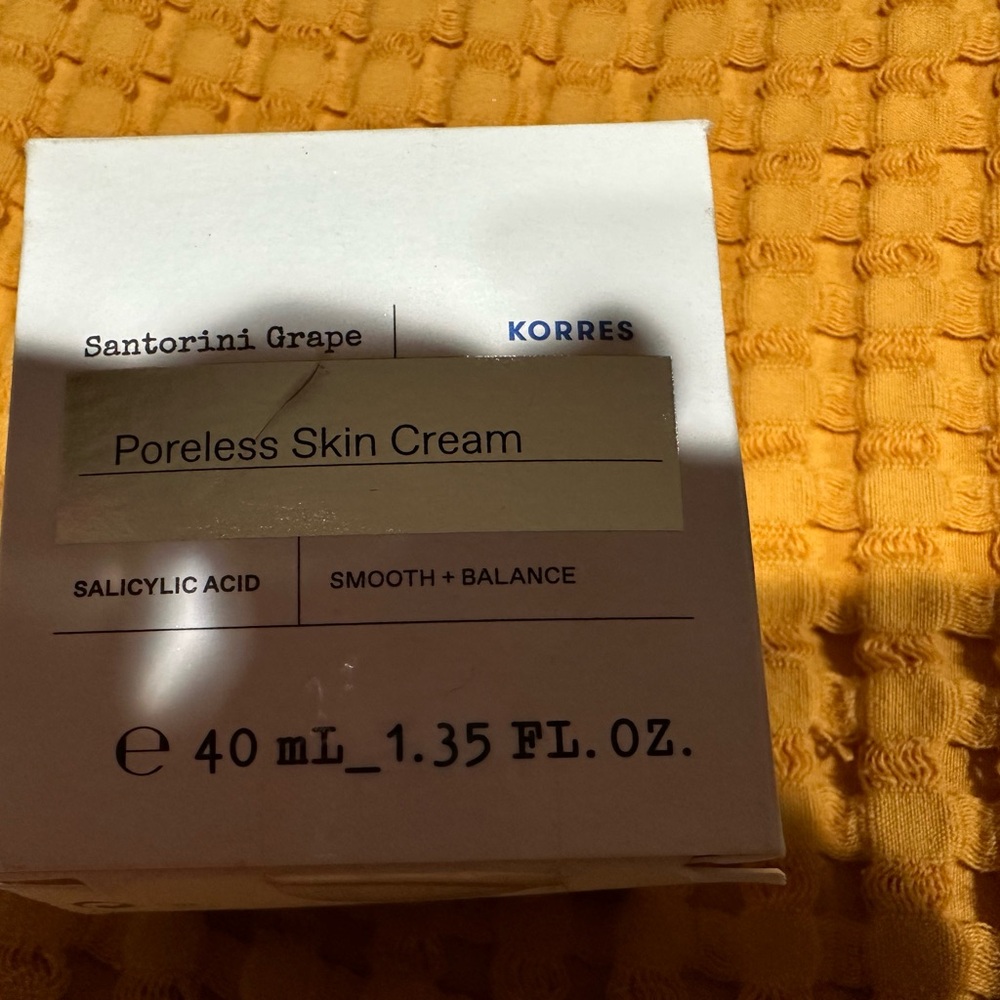 Korres Santorini Grape Poreless Skin Cream - Cream and Blue